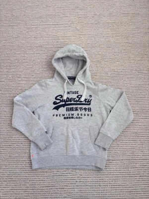 Superdry Hoodie Grå - Galet fet hoodie från superdry. Storlek S. Mycket bra skick. Skriv vid frågor!