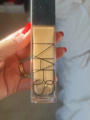NARS Natural Radiant Longwear Foundation - Foundation från NARS i medium 3, endast använt 2-3 pumpar - alldeles för mörk nyans för mig. Nypris på Sephora 669kr