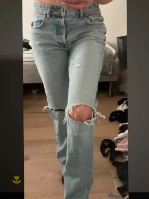 Zara jeans raka hål - Skit snygga Zara jeans raka med hål!❤️stl 38, midja 39, Innerben ca 78