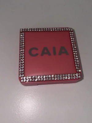 Ny blush ifrån Caia - Aldrig använd endast glittret påsatt, färgen trublegum säljes då den ej används