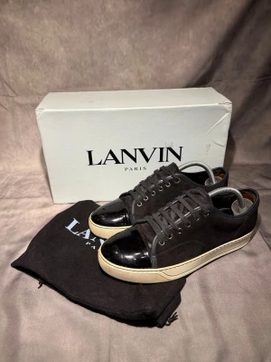 Lanvin - Tjo, säljer dessa super snygga marinblå Lanvin i glans i skick 8/10 - size 41/42 (uk6) | Ingår allt OG dvs box, dustbag | Nypris= 6000kr på NK - Mitt pris endast= 2199kr 