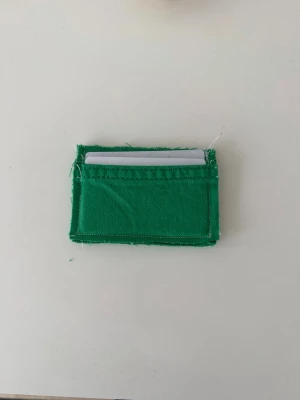 Grön jeans plånbok  - Grön jeans plånbok med tre fack. 🍀