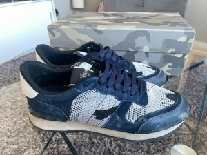 Valentino Rockrunners  - Sköna rockrunners, blå vita med mokka på flera ställen. Tecken på användning men fof snygga på! Storlek 43, skriv vid frågor ! 