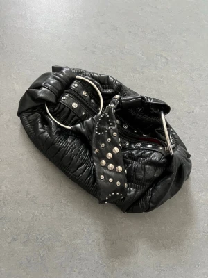 Vintage väska - Snygg unik bozzino väska 🖤något slitet under! 