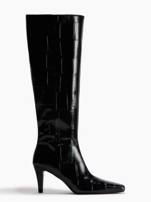 Svarta höga boots med krokoprägling - Stilrena svarta stövlar med hög klack och trendig krokodilpräglad yta. Boots med spetsig tå och dragkedja på sidan, tillverkade i glansigt konstläder. Perfekta för att lyfta din outfit med en edgy vibe.