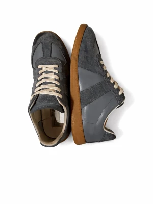 Maison Margiela grå i skinn och mocka - Maison Margiela i grått skinn och mocka med beige snörning och bruna gummisulor. Klassisk och stilren design med rund tå och platt sula. Perfekta för dig som gillar en clean och tidlös look. 