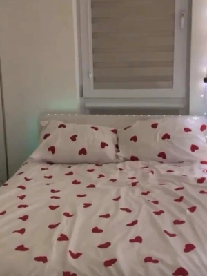 Vitt påslakanset med röda hjärtan - Säljer ett vitt påslakanset med röda hjärtan, inkluderar både påslakan och två örngott. Materialet är mjukt tyg, 173cm X 229cm