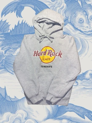 Vintage Hoodie - Säljer en fet hoodie från Hard rock café står storlek S men passar mycket bättre i XS 