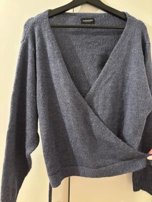 stickad knyt tröja - Jätte gullig ballet vibe stickad tröja i jätte skönt matrial. Storlek L men då den går att knyta så väljer du själv hur hårt du vill ha den.