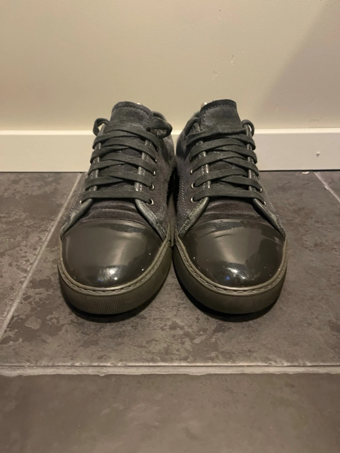 Mörkgrå sneakers med lackdetaljer - 1