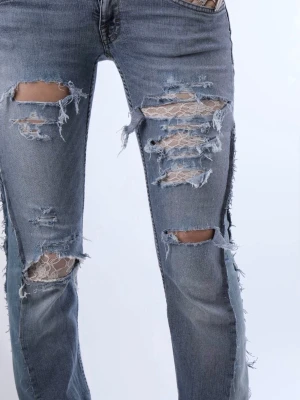 Unika lågmidjade jeans med spets detaljer   - Jättefina och unika lågmidjade jeans med slitningar. Jeansen är bootcut och har fina detaljer.   - Storlek: XXS-XS - Midjemått: 36 cm - Innerbenslängd: 81 cm - Modellen är 175 cm lång för referens  Jeansen är i jättebra skick och har inga defekter (vad vi märkt)!!  Vid frågor eller funderingar - tveka inte att höra av dig🪽