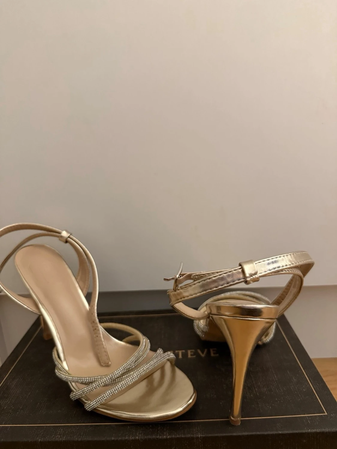 Guldiga pumps med strassdetaljer - 1