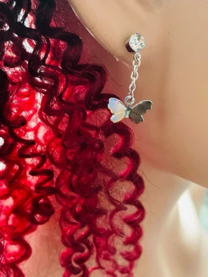 By prisförslag - 1 st Silvrigt örhänge med fjärilshänge - Snyggt örhänge i silverfärg med en glittrande sten upptill och ett hängande fjärilshänge. Kedjan mellan stenen och fjärilen ger ett trendigt och lekfullt intryck. Perfekt accessoar för att lyfta din stil.