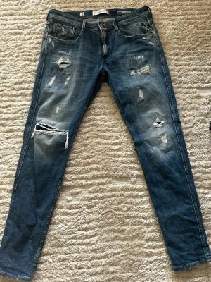 Replay slitna jeans - Tjena säljer ett par helt nya Replay jeans.Tyvärr utan kvitto/Stl W/33   L/32.Model Bronny super slim fit
