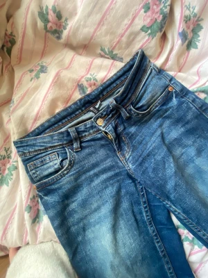 Lågmidjade flare jeans - Lågmidjade utsvängde jeans irfån Hm. Storlek 34 men passar säkert S också,  fint skick, finns bara lite slitningar där bak som syns på bilden. Ni kan dkriva ifall ni vill ha mått på jeansen💗