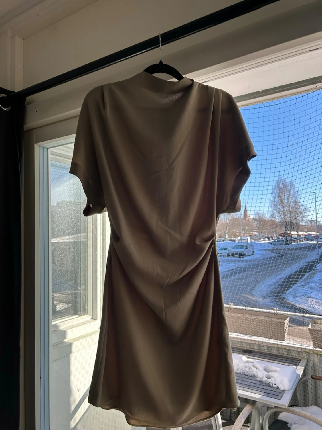 Kortärmad olivgrön klänning - 1