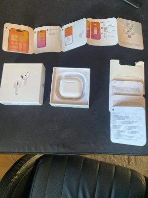 Apple AirPods 4 ANC med laddningsetui - Säljer ett par vita Apple AirPods 4 (ANC) med modellnummer A3057. Hörlurarna kommer med original laddningsetui och komplett förpackning inklusive manualer. Snygg och stilren design i plast, perfekt för dig som vill ha trådlöst ljud och brusreducering.