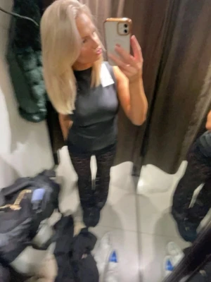 Fest topp - Superfin fest topp från Zara i typ skinn/mocka imitation. Endast använd 1 gång🎀Storlek M men passar även S