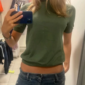 Olivgrön kortärmad stickad - Den går in lite närmre höfterna vilket gör den väldigt smickrande för kroppen enligt mig! Storleken är M men skulle säga att S stämmer bättre.🤗 (första bilden är lånad)