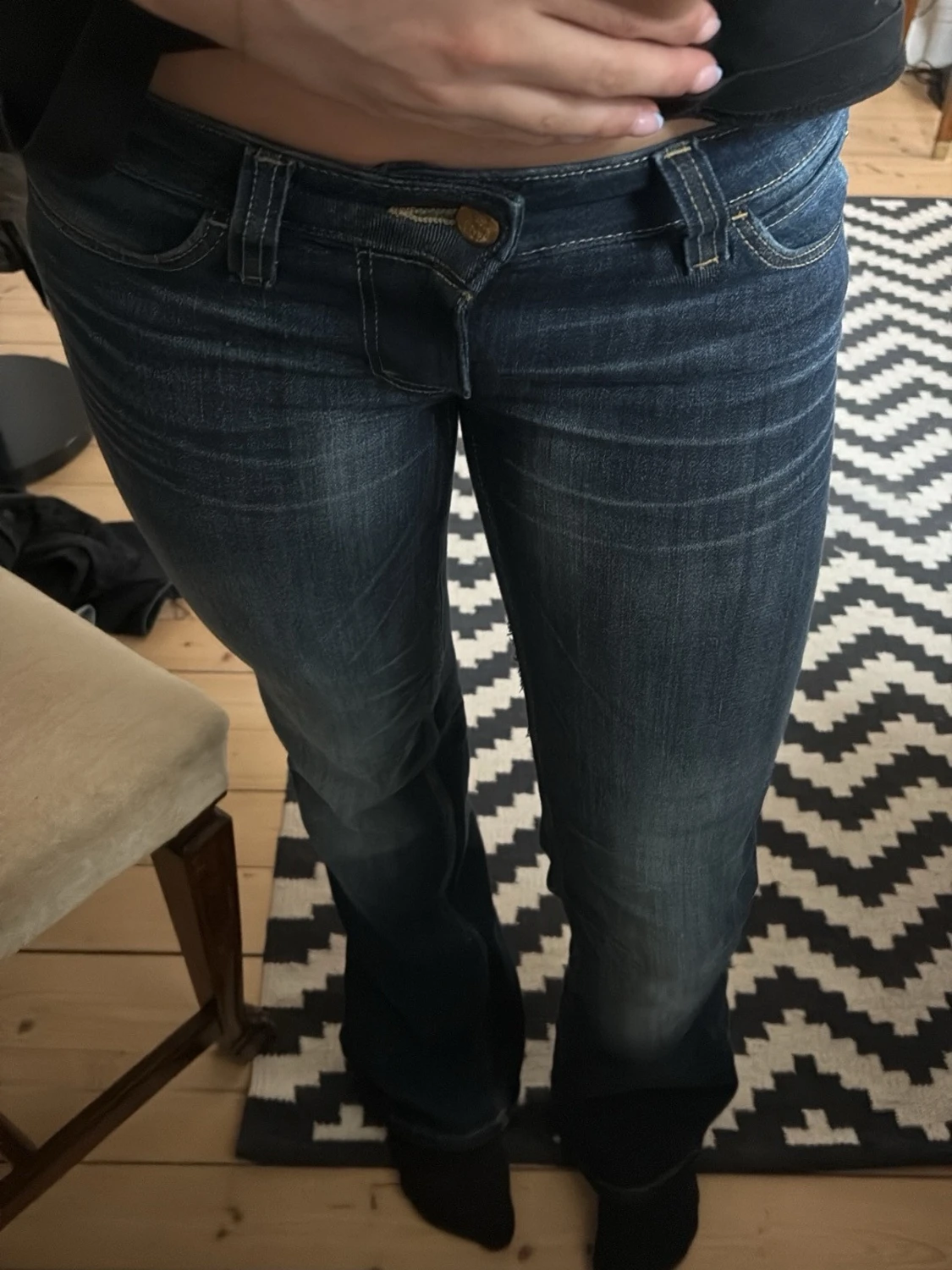 Blå bootcut jeans med slitningar - 1