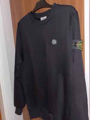 Svart sweatshirt från Stone Island - Svart sweatshirt från Stone Island. Storlek Xl passar även L