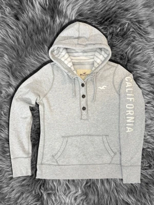 Hollister tröja - En riktigt fet hollister tröja som är i topp skick👌den står att den är l men sitter som xs om du är osäker titta på måtten för o se om den passar🤠kom privat med alla sorters funderingar👍👍☺️