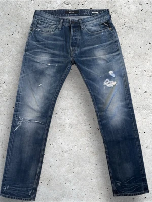 Replay Jeans Newbill | 31 - Säljer ett par blå jeans från Replay med snygga slitningar | modell -> Newbill (sitter mer rakt) | denna modell och tvätt säljs ej längre | storlek W31 L32 | skriv vid frågor eller funderingar