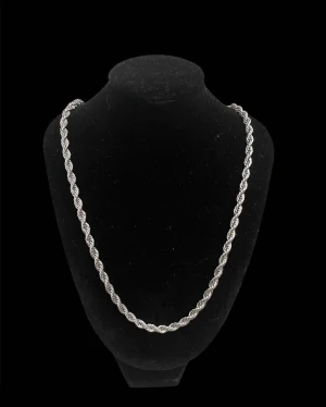 Silverfärgat tvinnat halsband - Snyggt halsband i silverfärg rostar inte. med tvinnad kedja som ger en cool och modern look. Halsbandet har en klassisk design och passar perfekt till olika stilar. 