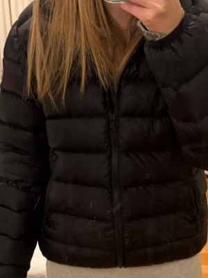 Svart pufferjacka från Colmar - Säljer denna svarta vinterjackan från colmar i storlek 16 years (172 cm), men den är som S. Den är i väldigt bra skick och är inte sönder på något ställe. Nypris: 5000