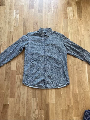 Mönstrad skjorta från Sand - Mönstrad skjorta från Sand i storlek 43. I fint skick.