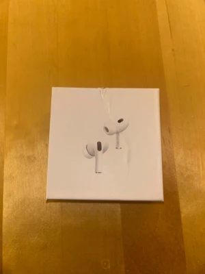 AirPods 2 PRO  - AirPods 2 pro aldrig använda  📦 Obs: Kartongen är lite skadad på grund av frakten. Produkten är i övrigt i fint skick.