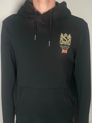 Morris hoodie  - Säljer en riktigt snygg och trendig Morris hoodie i fint skick, storlek L, vid frågor är det bara att skriva //Gramenti