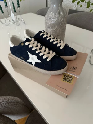 Golden Goose blå sneakers med stjärna - Säljer dessa mörkblåa golden goose som kommer med allt, låda pass och alla papper.  