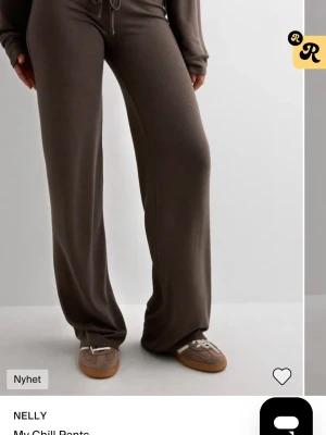 My chill pants Nelly  - Mysiga bruna mjukisbyxor med breda ben och dragsko i midjan. Tillverkade i ett mjukt och stretchigt material som ger en avslappnad look. Säljer då dom är för stora