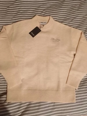 Beige sweatshirt från Ame Doree - Helt ny sweatshirt inte använd, nypris 1200 kr.