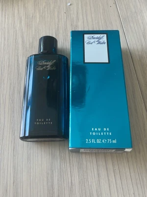 Davidoff Cool Water Eau de Toilette - Davidoff Cool Water Eau de Toilette i 75 ml flaska. Parfymen kommer i en stilren, blå glasflaska med matchande blå metallic-förpackning. Doften är fräsch och klassisk, perfekt för dig som gillar marina och maskulina toner. Den har andvända fåtal gånger, säljer den för att jag inte använder parfym längre.
