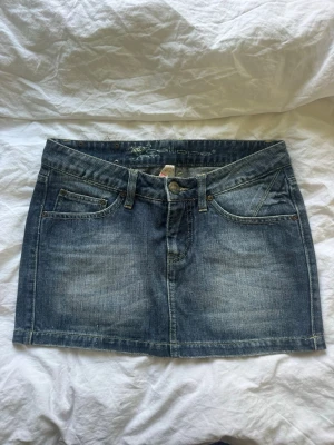 Vintage lågmidjad jeanskjol - Superfin vintage jeanskjol! Midja tvärsöver: 38 cm. Längd: 32 cm. 
