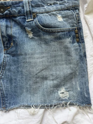 Vintage snygg jeanskjol  - Lågmidjad. Midja tvärsöver: 43 cm. Längd: 33 cm
