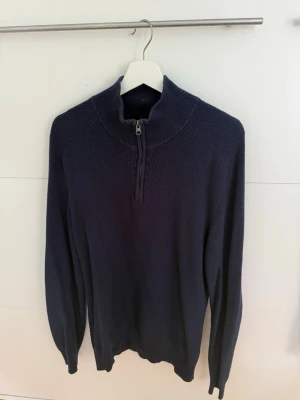 Hampton Republic Half Zip - Hampton Republic Halp Zip i storlek M men passar L. Mycket fint skick. 