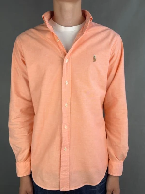 Ralph Lauren skjorta - Ralph Lauren Skjorta Märke: Polo Ralph Lauren Storlek: L Passform: Slimfit Färg: Rosa Skick: Mycket bra Beskrivning: utan defekter. Modellen på bilden: 183 cm / 74 kg