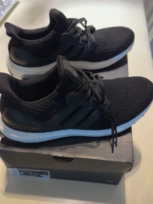 Svarta Adidas Ultra Boost sneakers - Svarta Ultra boost 