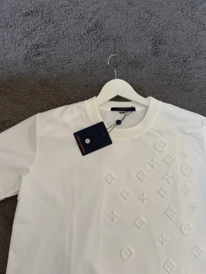 LV T-shirt - Exclusive Louis Vuitton tshirt helt nyskick 10/10 storlek S. Lågt pris då det inte är den inte är top kvalitet