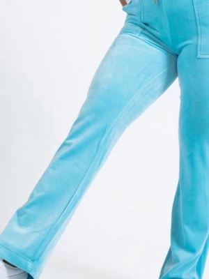Turkosa velourmjukisbyxor bootcut - Snygga turkosa mjukisbyxor i velour med bootcut-modell. Byxorna har fickor fram och bak, varav en bakficka med lock och knapp. Broderad detalj på ena fickan. Perfekta för en chill och trendig look.