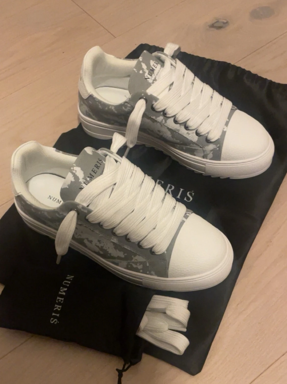 Vita och grå sneakers från Numeris