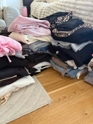 Massa kläder 50 kr st om du köper 4 st plag annars 100 kr styck!  - Säljer massa kläder med blandade plagg i olika färger och material. Här finns bland annat tröjor, byxor, mjukisplagg och några med leopardmönster. Färgerna går i svart, rosa, beige, grått och vitt. Perfekt för dig som vill uppdatera garderoben med olika stilar. De används ej och därför säljer jag, 50 kr styck om du köper minst 4 klädesplagg, skriv till mig om du är intresserad, finns mer än vad som vissas på bilderna. Storlekarna är mellan xs,s och m beroende på plag. 