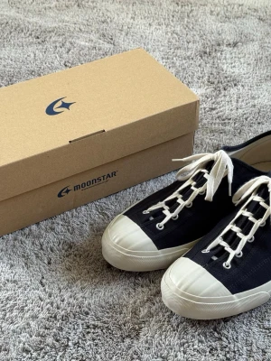 Moonstar Navy US11 EU45 CM29 MADE IN JAPAN - Säljer ett par helt nya moonstar navy skor i storlek US11 EU45 CM29 från  Kurume 久留米市, Fukuoka Prefecture, Japan  Nypris 2200 (Meadowweb) och säljer för 1250  Sällsynt storlek och svår att hitta någon annanstans