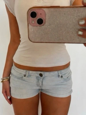 Lågmidjade jeansshorts  - Såå fina ljusblå  lågmidjade vintage jeansshorts! midjemått rakt över: 41. Jag är 168 och det är mina bilder, köp via köp nu direkt eller Swish, kvar tills markerad som såld 💖 