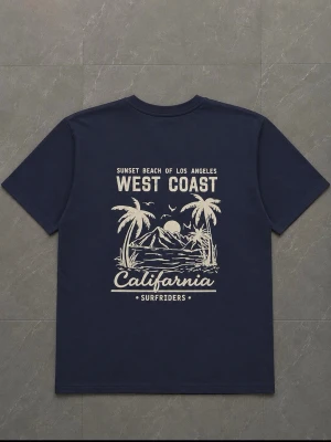 Mörkblå t-shirt med West Coast-tryck - Mörkblå t-shirt med stort retroinspirerat tryck på ryggen och mindre tryck fram. Motivet visar palmer, solnedgång och texten 'West Coast California Surfriders'. Klassisk rund hals och korta ärmar. Perfekt för en avslappnad stil.