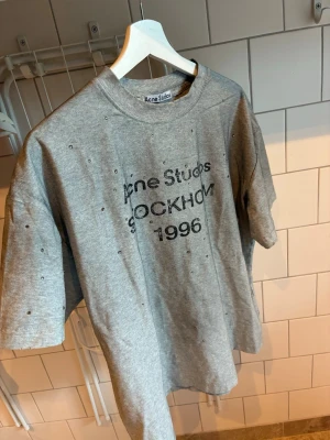 Grå Acne Studios t-shirt - Inprincip helt nya acne tröja med stenar. Storlek s, men är stor i storleken