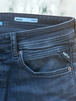 Mörkgråa/svarta grover jeans från Replay - Snygga mörkgråa/svarta jeans från Replay, Grover med straight fit. Assköna jeans men knappt använda. Bara höra av dig vid frågor! Storlek: 31/32. Köpta på nk och använda i ungefär ett halvår. 